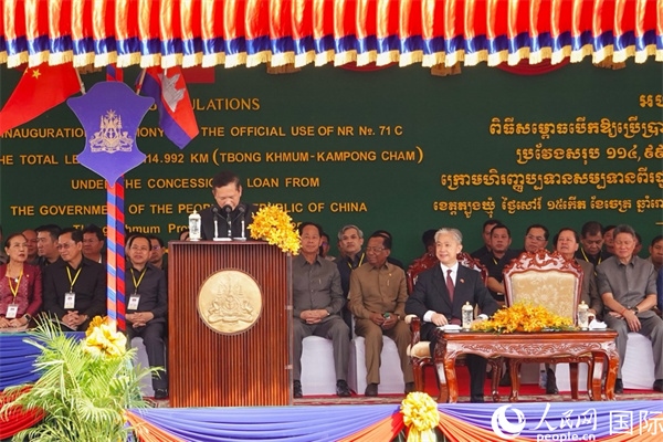 柬埔寨首相洪瑪奈在剪彩儀式上致辭。人民網(wǎng)記者 程是頡攝