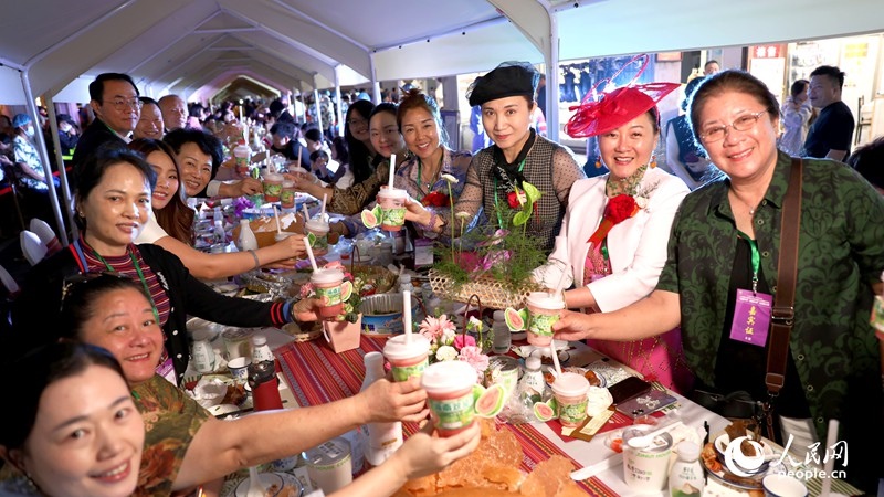 海外華僑在活動(dòng)現(xiàn)場(chǎng)品嘗“家鄉(xiāng)味”。人民網(wǎng)記者 符武平攝