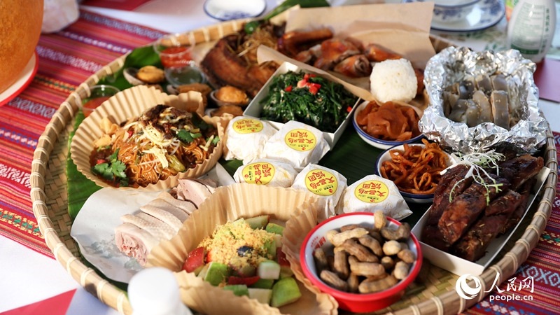 長(zhǎng)桌宴上擺滿了海南特色佳肴。人民網(wǎng)記者 符武平攝
