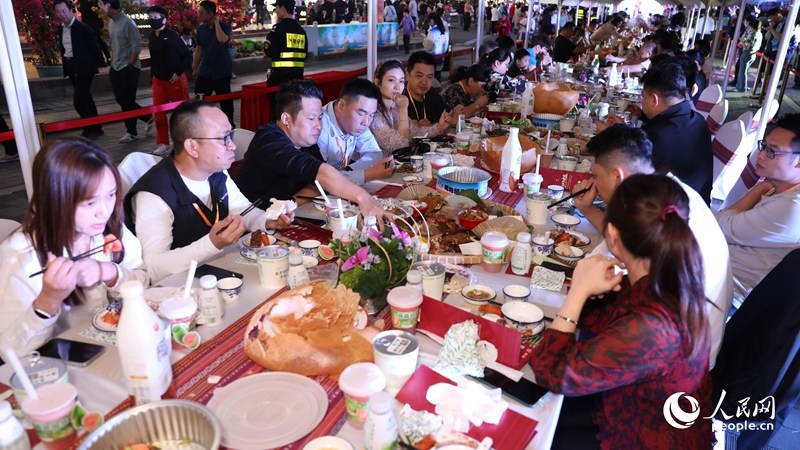 消博會(huì)嘉賓沉浸享用長(zhǎng)桌宴。人民網(wǎng)記者 符武平攝