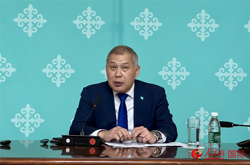 哈薩克斯坦駐華大使沙赫拉特·努雷舍夫在哈駐華大使館舉辦新聞發(fā)布會。人民網阿爾達克 攝