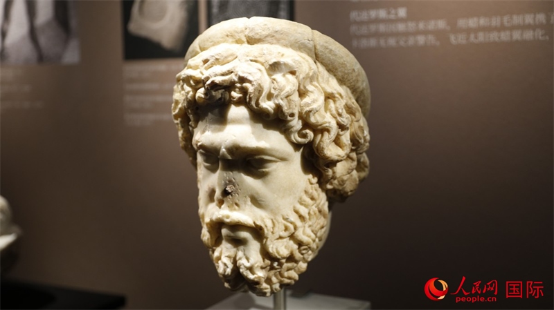 阿斯克勒庇俄斯大理石頭像。4月14日，來自希臘伊拉克利翁考古博物館的文物在故宮博物院展出。（人民網(wǎng) 張澤宇攝）