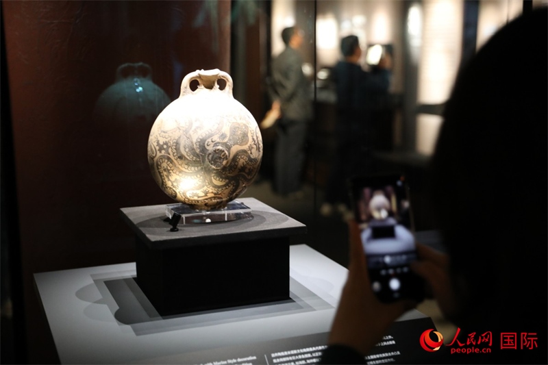 參觀者在拍攝。4月14日，來自希臘伊拉克利翁考古博物館的文物在故宮博物院展出。（人民網(wǎng) 張澤宇攝）