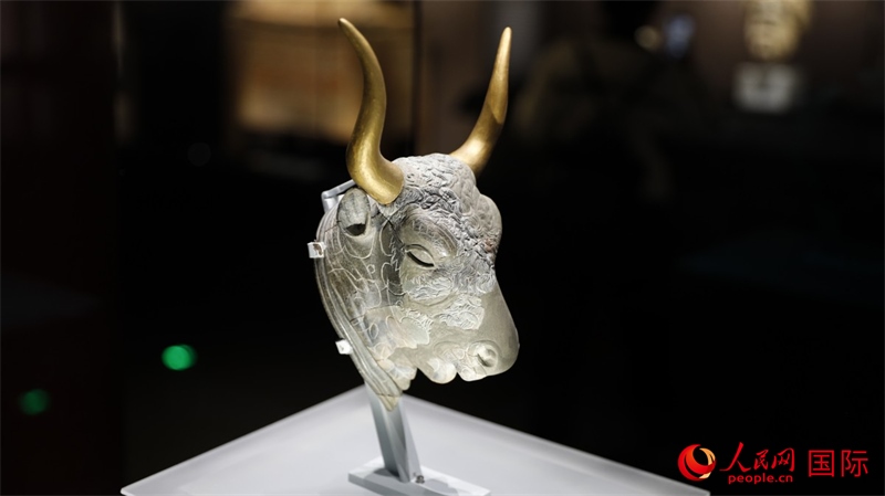 公牛頭型綠泥石來通杯。4月14日，來自希臘伊拉克利翁考古博物館的文物在故宮博物院展出。（人民網(wǎng) 張澤宇攝）