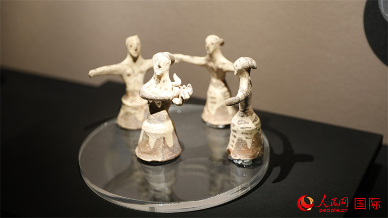 舞蹈者與音樂家雕塑群像。4月14日，來自希臘伊拉克利翁考古博物館的文物在故宮博物院展出。（人民網(wǎng) 張澤宇攝）