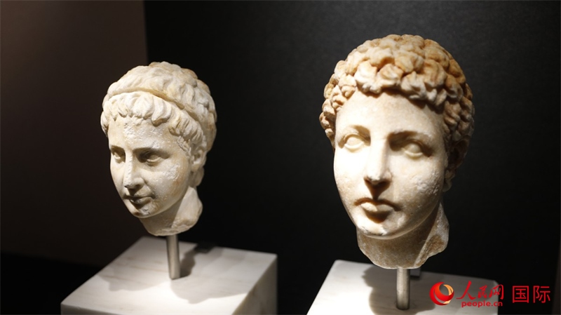 兄弟大理石頭像。4月14日，來自希臘伊拉克利翁考古博物館的文物在故宮博物院展出。（人民網(wǎng) 張澤宇攝）