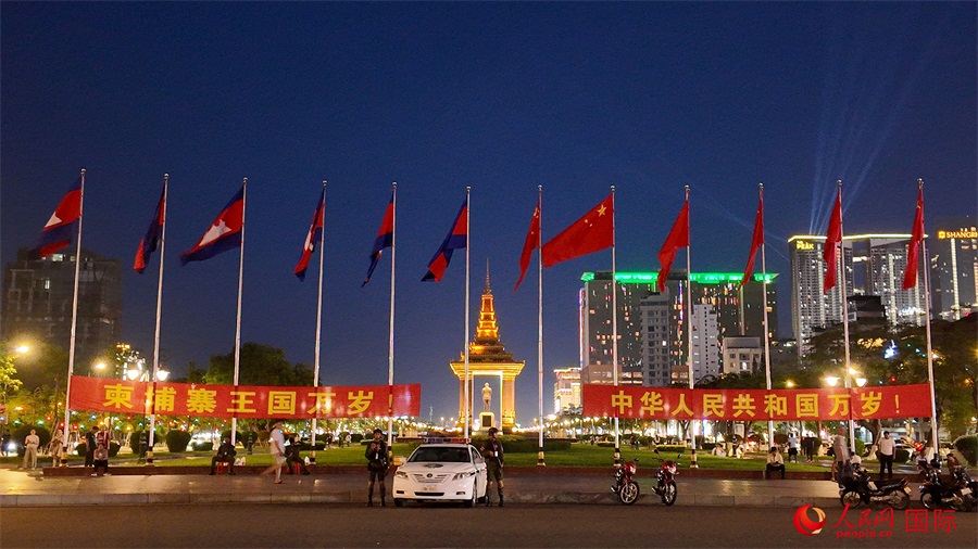 在習(xí)近平主席到訪柬埔寨前夕，人民網(wǎng)記者在柬埔寨首都金邊獨(dú)立紀(jì)念碑等地標(biāo)建筑附近看到，道路兩旁懸掛起中柬兩國國旗和“柬埔寨王國萬歲！”“中華人民共和國萬歲！”等中文歡迎橫幅。人民網(wǎng)記者 盛楚宜攝