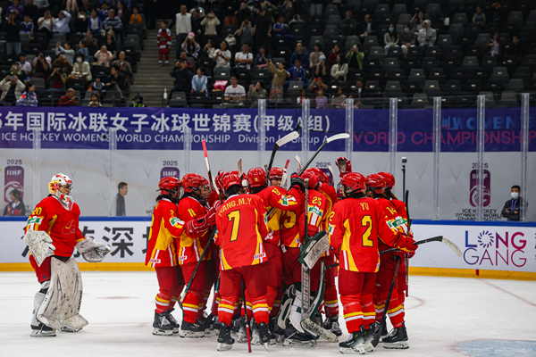 中國(guó)隊(duì)球員慶祝勝利。圖片來(lái)源：中國(guó)冰球協(xié)會(huì)