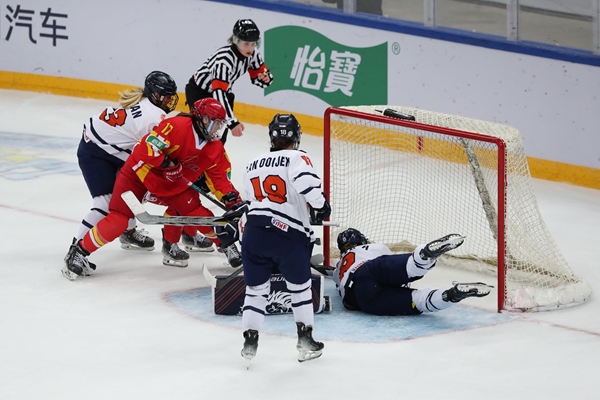 中國(guó)隊(duì)球員曲樂(lè)(左二)破門(mén)得分。圖片來(lái)源：中國(guó)冰球協(xié)會(huì) 此役中國(guó)隊(duì)首發(fā)陣容是詹佳慧、于柏巍、孔明會(huì)、趙啟男、曲樂(lè)、方新。比賽進(jìn)行至2分43秒，荷蘭隊(duì)率先取得進(jìn)球，1:0領(lǐng)先。失球后的中國(guó)隊(duì)打得更加積極主動(dòng)，多次獲得射門(mén)機(jī)會(huì)，但可惜沒(méi)有破門(mén)得分。 第二節(jié)39分34秒，中國(guó)隊(duì)曲樂(lè)在王佳欣和孔明會(huì)的助攻下破門(mén)，將比分扳平，這也是中國(guó)隊(duì)在本屆賽事中取得的首個(gè)進(jìn)球。 末節(jié)43分42秒，荷蘭隊(duì)球員勾人犯規(guī)，被判罰任意球。中國(guó)隊(duì)張夢(mèng)瑩執(zhí)行并打進(jìn)，2:1反超比分。最后階段，荷蘭隊(duì)撤下守門(mén)員，場(chǎng)上6人進(jìn)攻但未能進(jìn)球。最終，中國(guó)隊(duì)以2:1逆轉(zhuǎn)戰(zhàn)勝對(duì)手，取得本屆世錦賽首場(chǎng)勝利。 在昨日進(jìn)行的另外兩場(chǎng)比賽中，奧地利隊(duì)3:2力克斯洛伐克隊(duì)，法國(guó)隊(duì)2:1戰(zhàn)勝丹麥隊(duì)。三輪比賽過(guò)后，奧地利隊(duì)三戰(zhàn)全勝領(lǐng)跑積分榜，斯洛伐克隊(duì)和法國(guó)隊(duì)2勝1負(fù)分列二、三位，丹麥隊(duì)和中國(guó)隊(duì)1勝2負(fù)排在四至五位，荷蘭隊(duì)三戰(zhàn)皆負(fù)積分墊底。