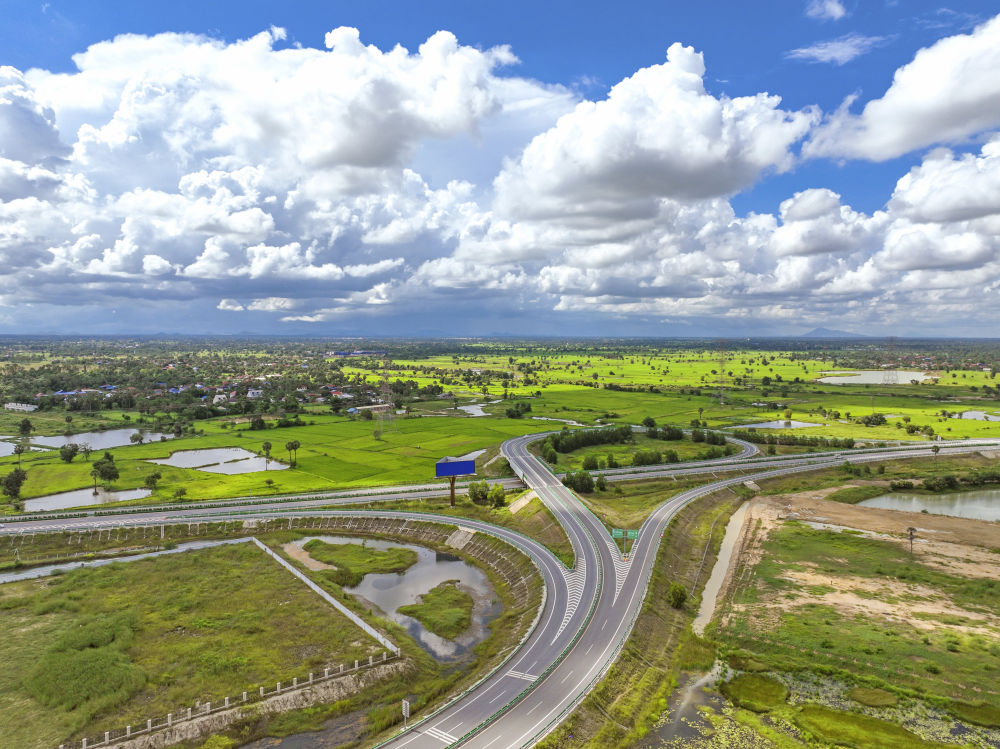 2024年9月25日在柬埔寨磅士卑省拍攝的金港高速公路（無(wú)人機(jī)照片）。連接柬埔寨首都金邊和最大深水海港西哈努克港的金港高速公路，是中柬共建“一帶一路”標(biāo)志性項(xiàng)目。