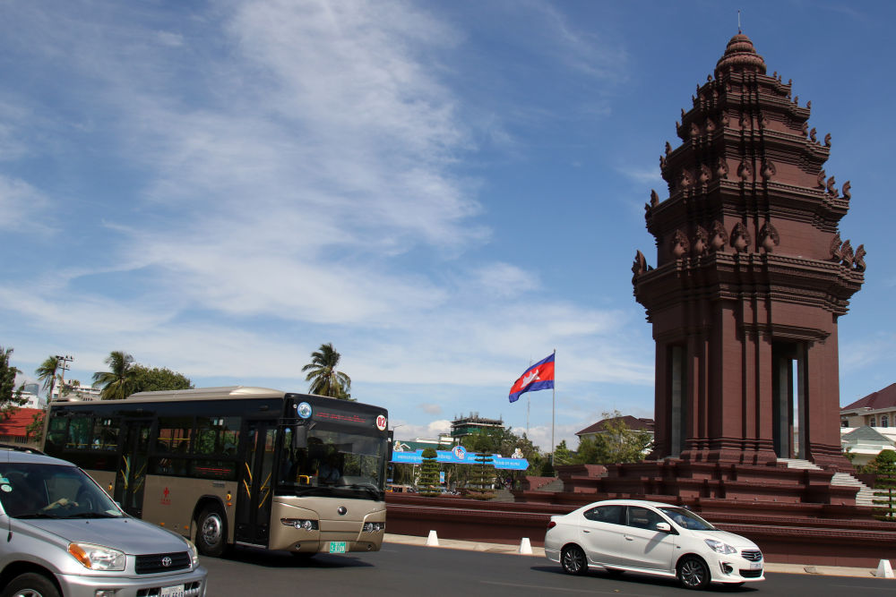 2018年1月5日，在柬埔寨金邊，一輛中國(guó)援助的“宇通”公交車(chē)經(jīng)過(guò)獨(dú)立紀(jì)念碑。