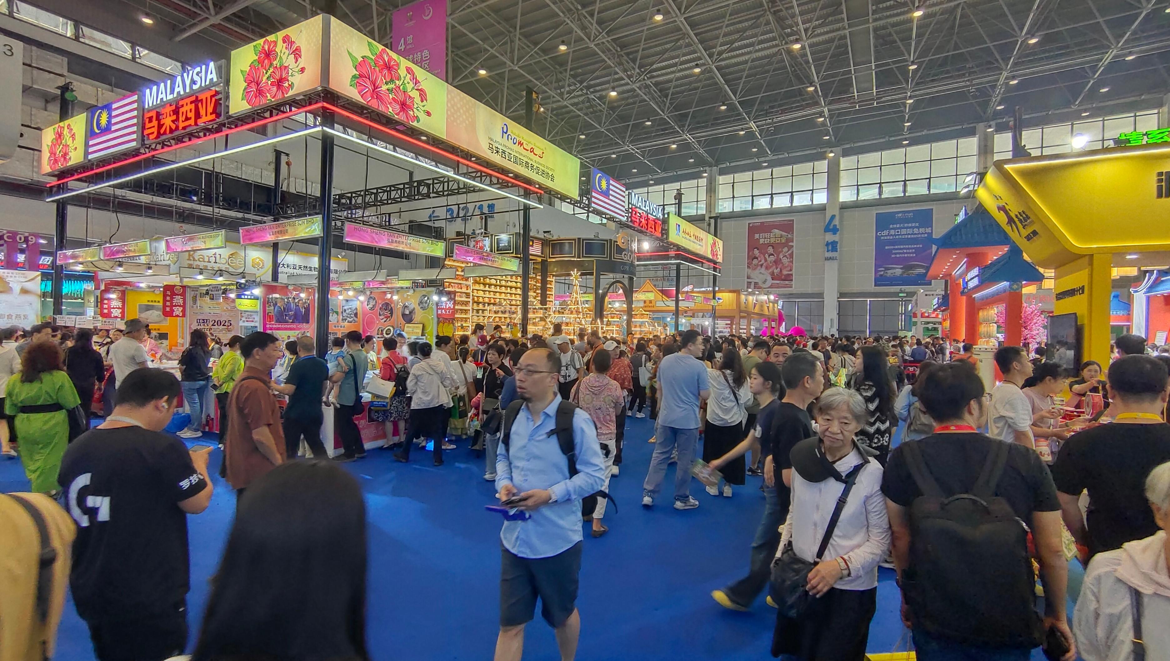 消博會迎來公眾開放日，眾多市民、客商來到展館參觀、購物。人民網(wǎng)記者 李彤攝