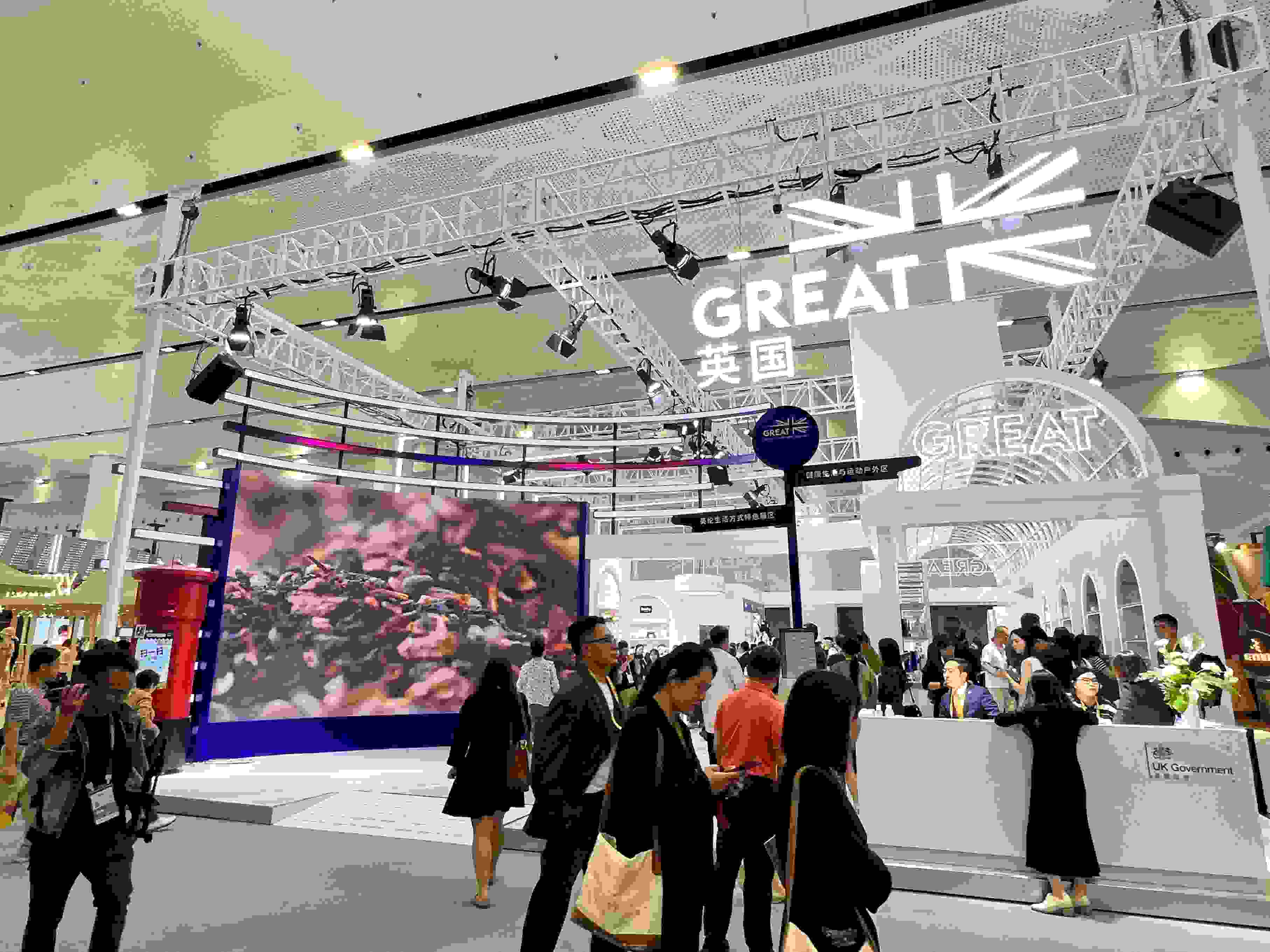 在消博會上，主賓國英國國家館開館。人民網(wǎng)記者 趙瞳攝