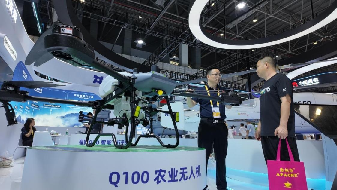低空經(jīng)濟展區(qū)展出的農(nóng)業(yè)無人機裝備。人民網(wǎng) 歐陽易佳攝