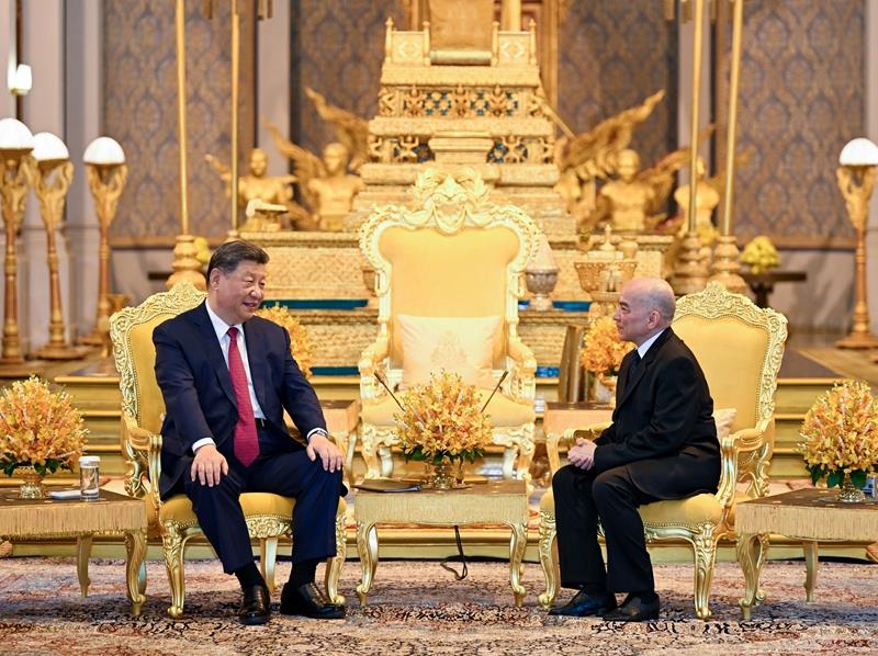 4月17日，柬埔寨國(guó)王西哈莫尼同習(xí)近平主席在金邊王宮舉行會(huì)見(jiàn)。