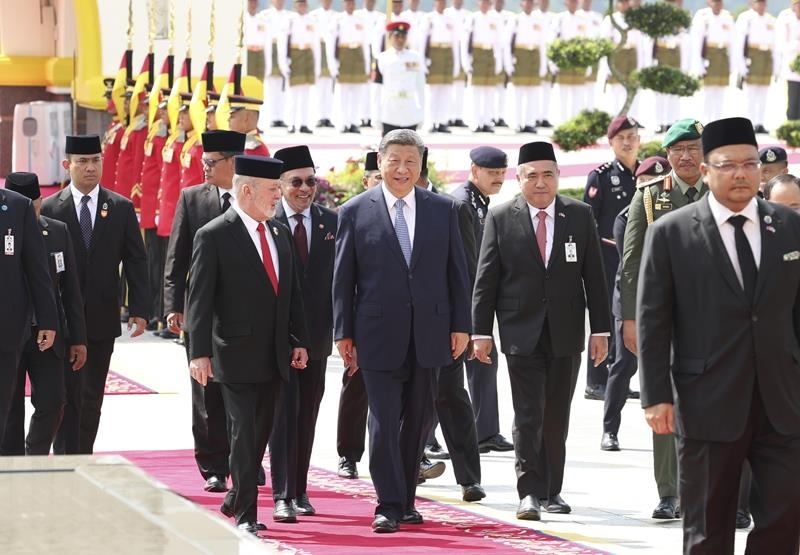 4月16日，馬來(lái)西亞最高元首易卜拉欣在馬來(lái)西亞國(guó)家王宮廣場(chǎng)為習(xí)近平主席舉行隆重歡迎儀式。