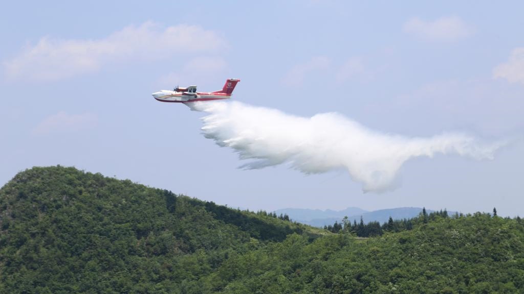 AG600飛機(jī)在四川西昌開(kāi)展典型滅火場(chǎng)景驗(yàn)證試飛科目（2023年6月攝）。新華社發(fā)（中國(guó)航空工業(yè)集團(tuán)供圖）