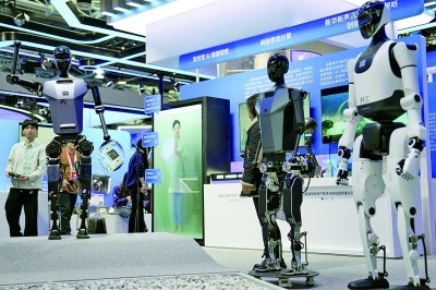 3月27日，在中關(guān)村展示中心常設(shè)展上，人形機(jī)器人“天工”向參觀者招手示意。新華社記者 鞠煥宗攝