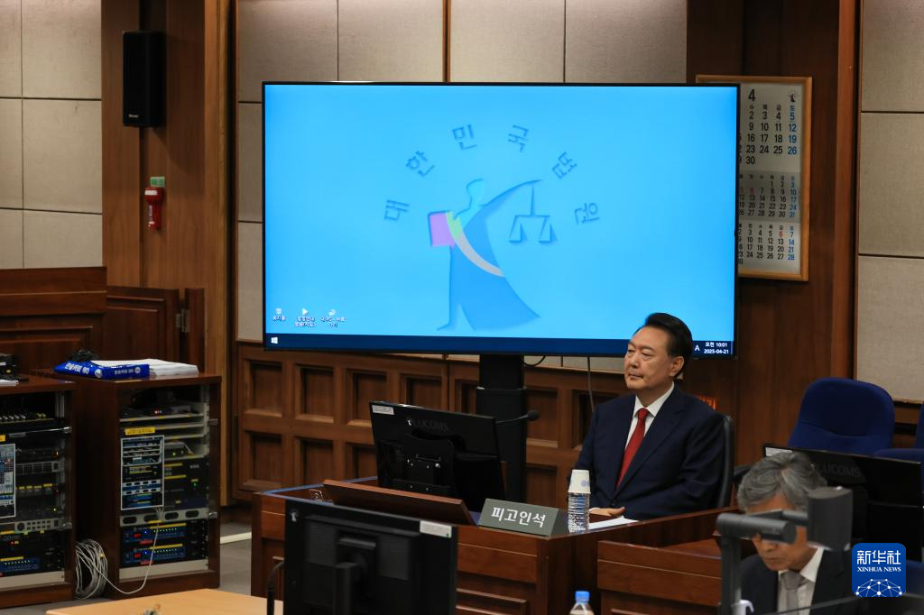 4月21日，尹錫悅在韓國首爾中央地方法院出席庭審。新華社/紐西斯通訊社