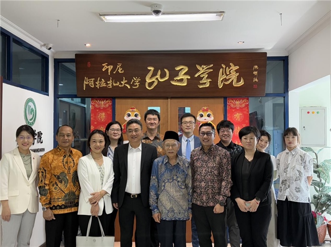 中國—東盟中心代表團訪問阿拉扎大學(xué)孔子學(xué)院?；顒又鬓k方供圖