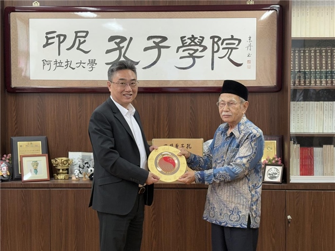 雙方交換禮物?；顒又鬓k方供圖