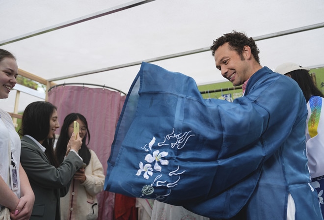 外國(guó)青年試穿漢服。中外語(yǔ)言交流合作中心供圖