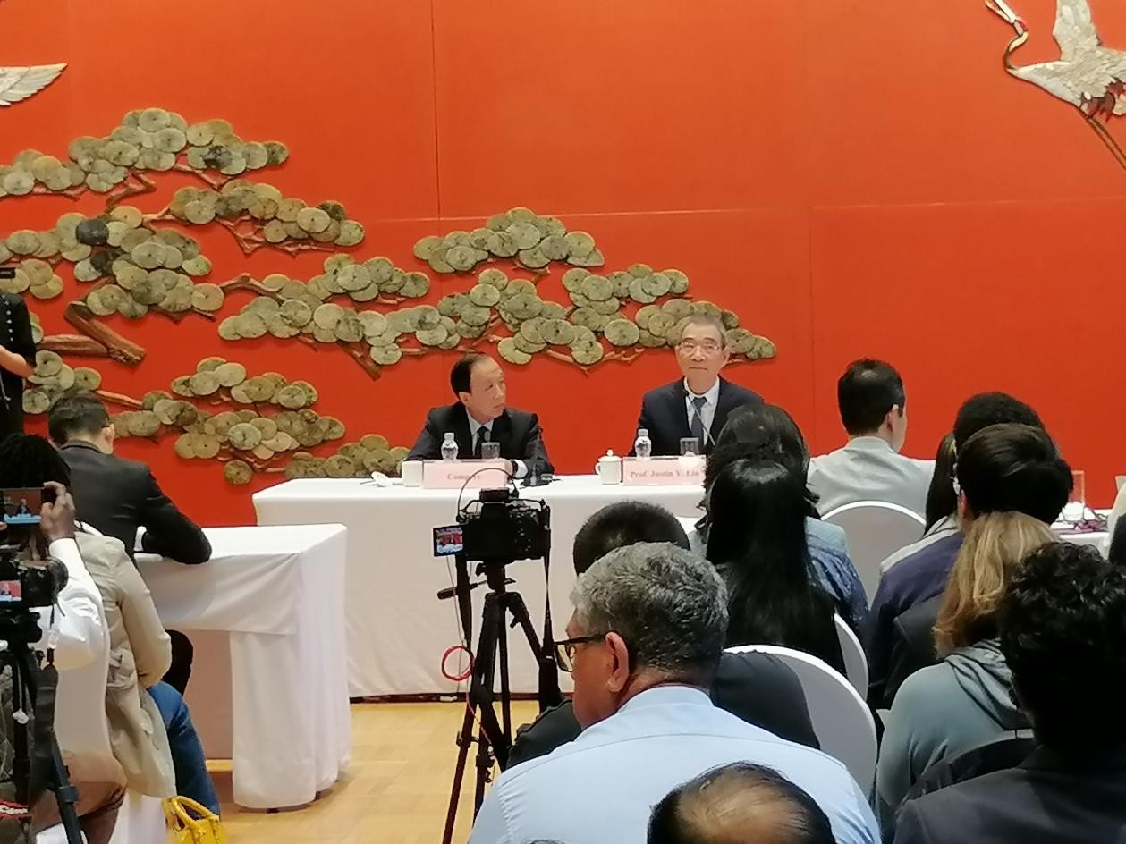 圖為21日舉行的“臨甲7號(hào)沙龍”，林毅夫（右一）在回答中外媒體記者的提問(wèn)。 人民網(wǎng)記者 李瀟攝