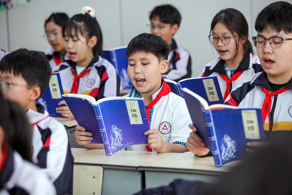 △2025年4月21日，河南焦作，學(xué)生們?cè)谡b讀《論語》。