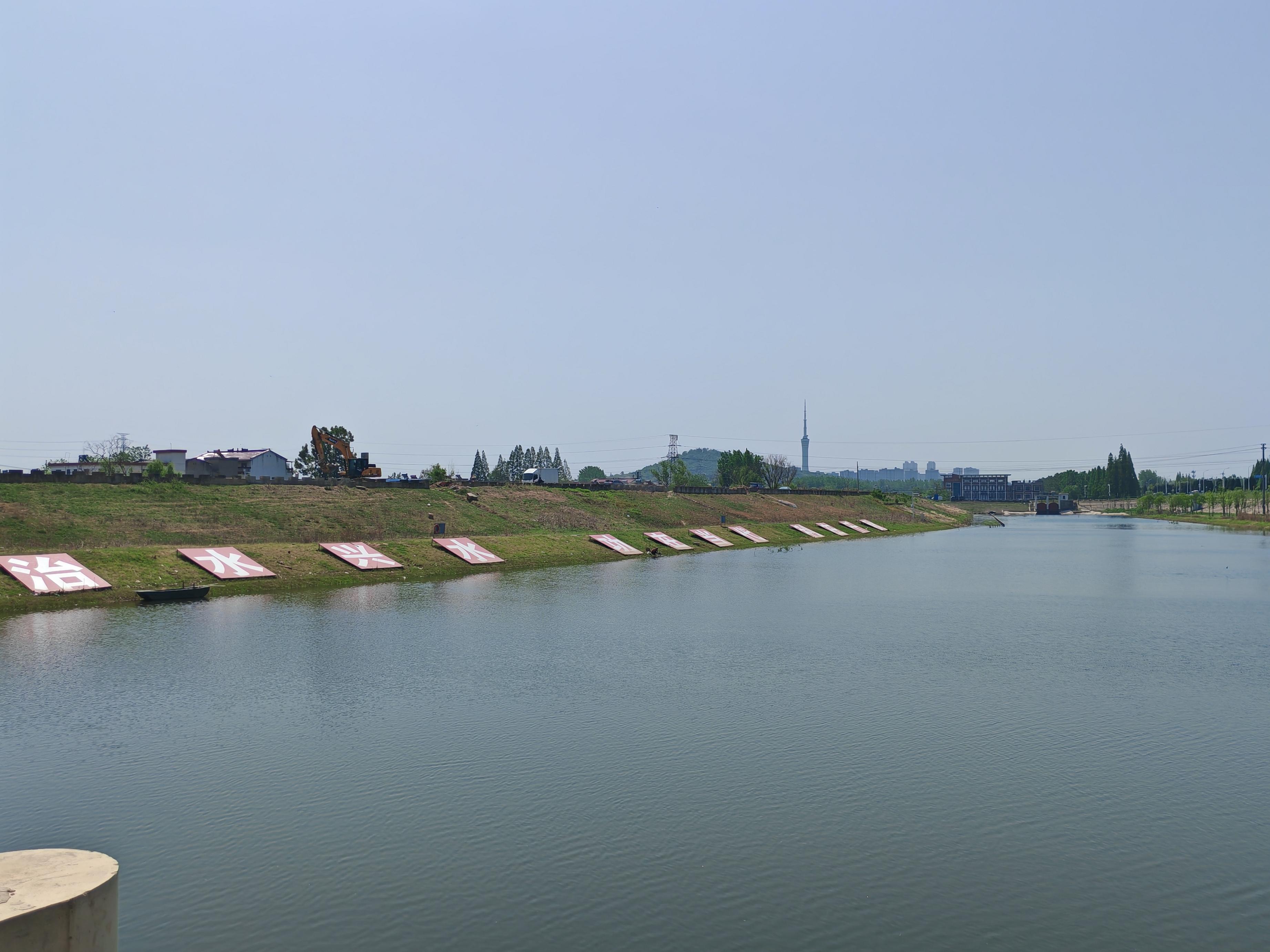 在龍子湖樞紐上眺望靚麗的淮河美景。人民網(wǎng)記者 王子鋒攝