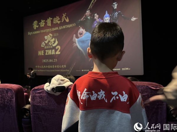 圖為首映式現(xiàn)場(chǎng)，一位小朋友身穿帶有《哪吒2》電影元素的衣服。人民網(wǎng)記者 張朋輝攝