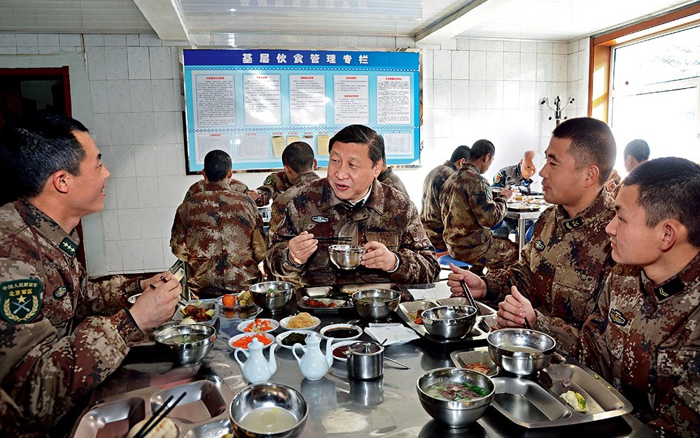 2014年1月26日，習(xí)近平主席專程來到內(nèi)蒙古軍區(qū)邊防某部，親切看望慰問戍邊官兵。這是在連隊食堂，習(xí)近平主席同戰(zhàn)士們一起用餐。