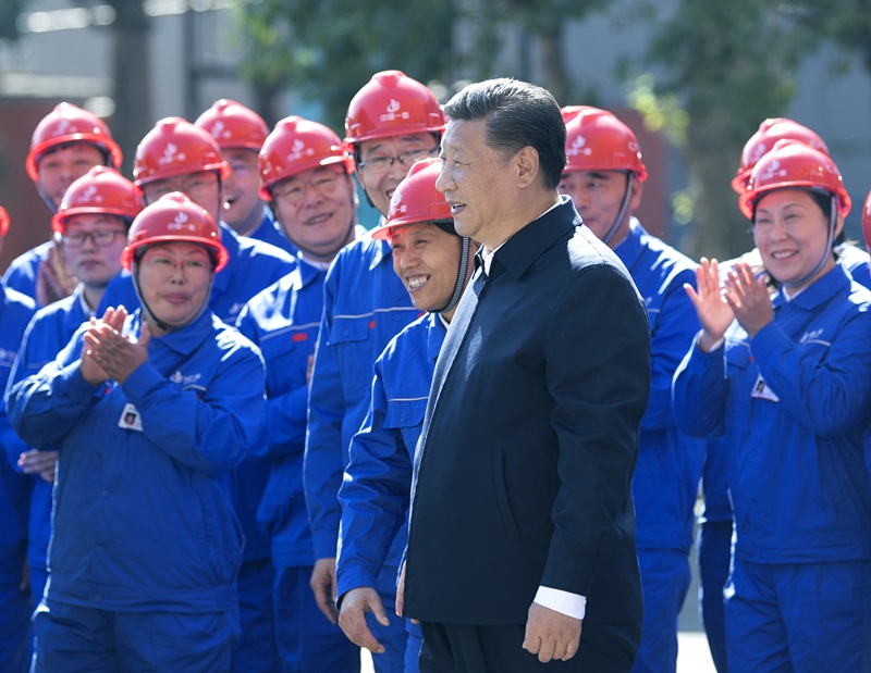 2018年9月26日，在中國(guó)一重集團(tuán)，習(xí)近平總書(shū)記走到工人中間，同大家親切交流。
