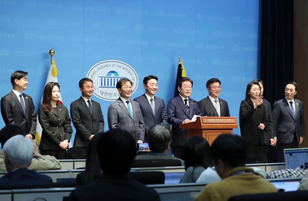 4月11日，李在明在韓國首爾舉行的新聞發(fā)布會(huì)上介紹他的總統(tǒng)競選團(tuán)隊(duì)。新華社記者姚琪琳攝