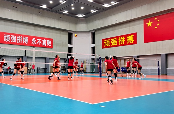 4月28日，中國女排在主教練趙勇的帶領下進行訓練。人民網記者 胡雪蓉攝