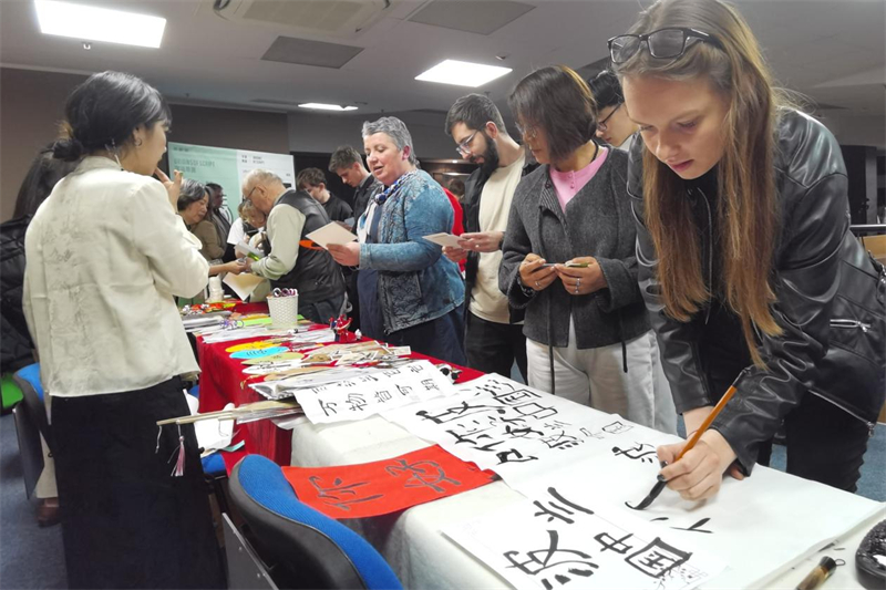 現(xiàn)場(chǎng)來賓體驗(yàn)中國(guó)傳統(tǒng)文化。中國(guó)駐波蘭大使館供圖。