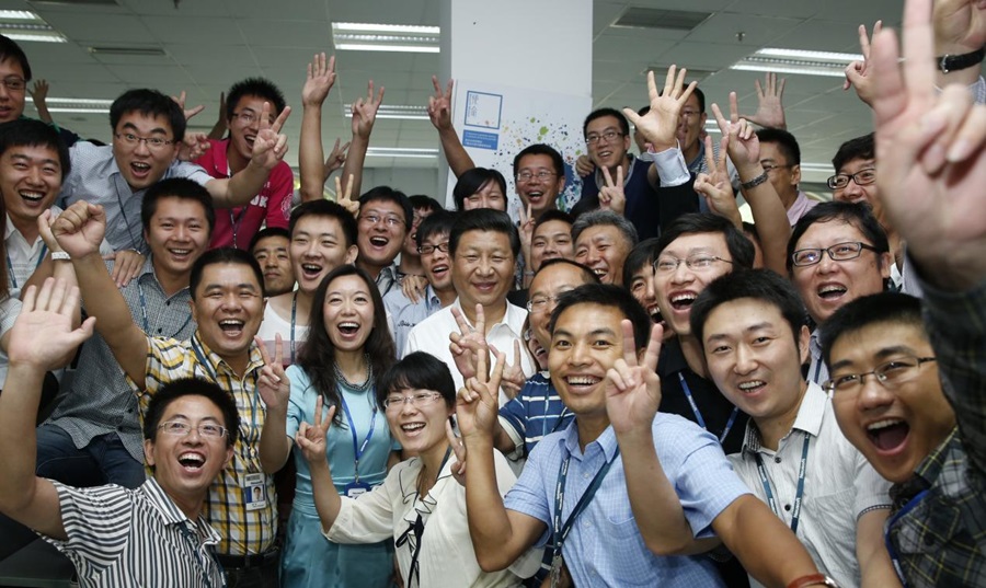 2013年8月29日，習近平總書記在東軟集團（大連）有限公司同年輕員工親切合影。新華社記者 鞠鵬 攝