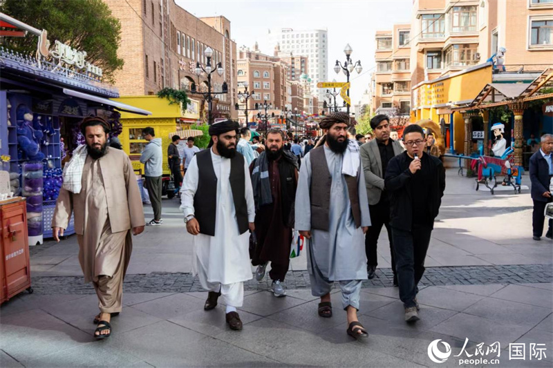 代表團(tuán)在新疆國(guó)際大巴扎參觀。人民網(wǎng)記者 章凱風(fēng)攝