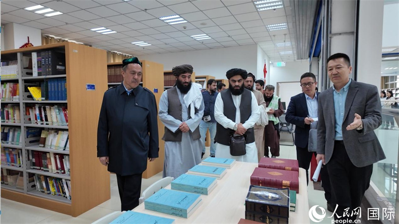 代表團(tuán)在新疆伊斯蘭教經(jīng)學(xué)院圖書館參觀。人民網(wǎng)記者 章凱風(fēng)攝
