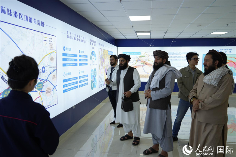 代表團(tuán)在烏魯木齊國(guó)際陸港區(qū)參觀。人民網(wǎng)記者 章凱風(fēng)攝