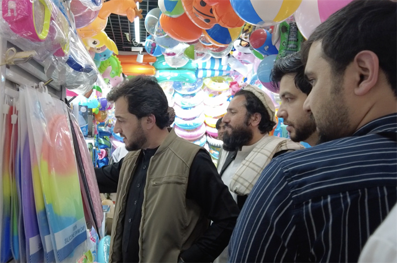 代表團(tuán)在義烏國(guó)際商貿(mào)城參觀。CGTN記者 楊剛攝