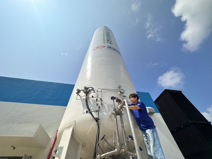 陳恩偉在海南商業(yè)航天發(fā)射場技術(shù)區(qū)罐區(qū)進(jìn)行液氮轉(zhuǎn)注前準(zhǔn)備。新華社記者 陳凱姿 攝