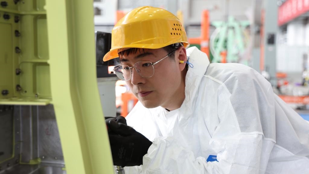 在中國航空工業(yè)集團(tuán)成飛車間內(nèi)，飛機(jī)鉚裝鉗工首席操作技師馮攀龍正在工作。（新華社發(fā)）