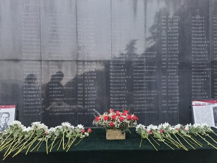 在南京抗日航空烈士紀(jì)念館鐫刻有蘇聯(lián)籍抗日航空英烈名錄的紀(jì)念碑前，擺放著人們獻(xiàn)上的鮮花（2024年11月22日攝）。新華社記者 邱冰清 攝