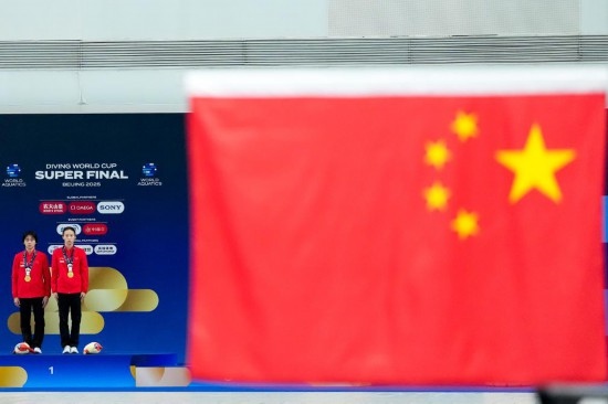5月2日，獲得2025年跳水世界杯總決賽女子雙人10米臺(tái)冠軍的中國(guó)組合陳芋汐（右）/全紅嬋在頒獎(jiǎng)儀式上。新華社記者 鞠煥宗 攝