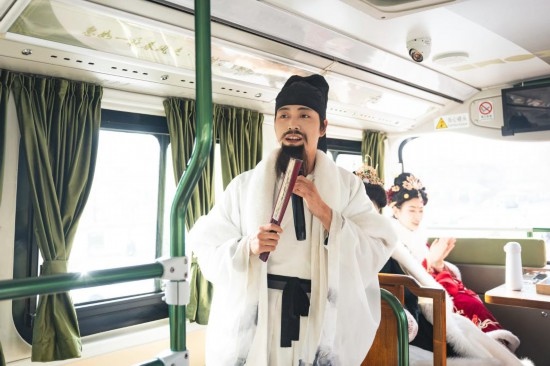 身著古裝的“伴游”在“長安尋夢”主題觀光車上為游客講解。（受訪者供圖）