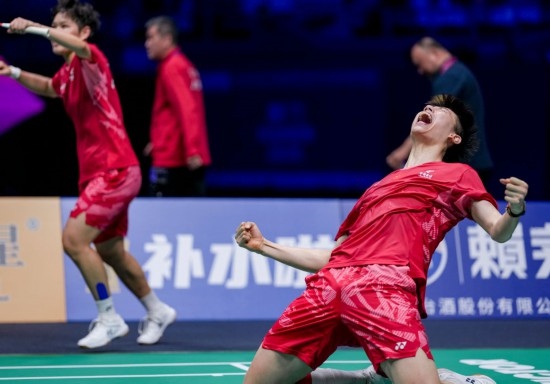 5月3日，中國隊(duì)組合馮彥哲（右）/黃東萍在半決賽混雙比賽后慶祝。新華社記者 孫非 攝