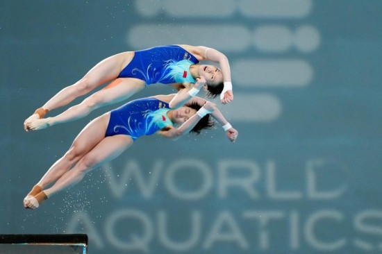 5月2日，陳芋汐（上）/全紅嬋在比賽中。新華社記者 鞠煥宗 攝