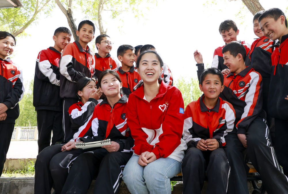 4月23日，在新疆克州阿圖什市哈拉峻鄉(xiāng)謝依特小學(xué)，支教教師高淑賢和學(xué)生們?cè)谝黄稹? width=