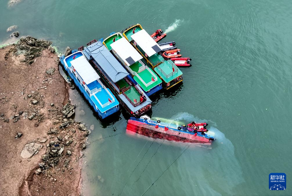 5月5日，救援人員在對傾覆船只進(jìn)行搜救（無人機(jī)照片）。新華社記者 劉續(xù) 攝