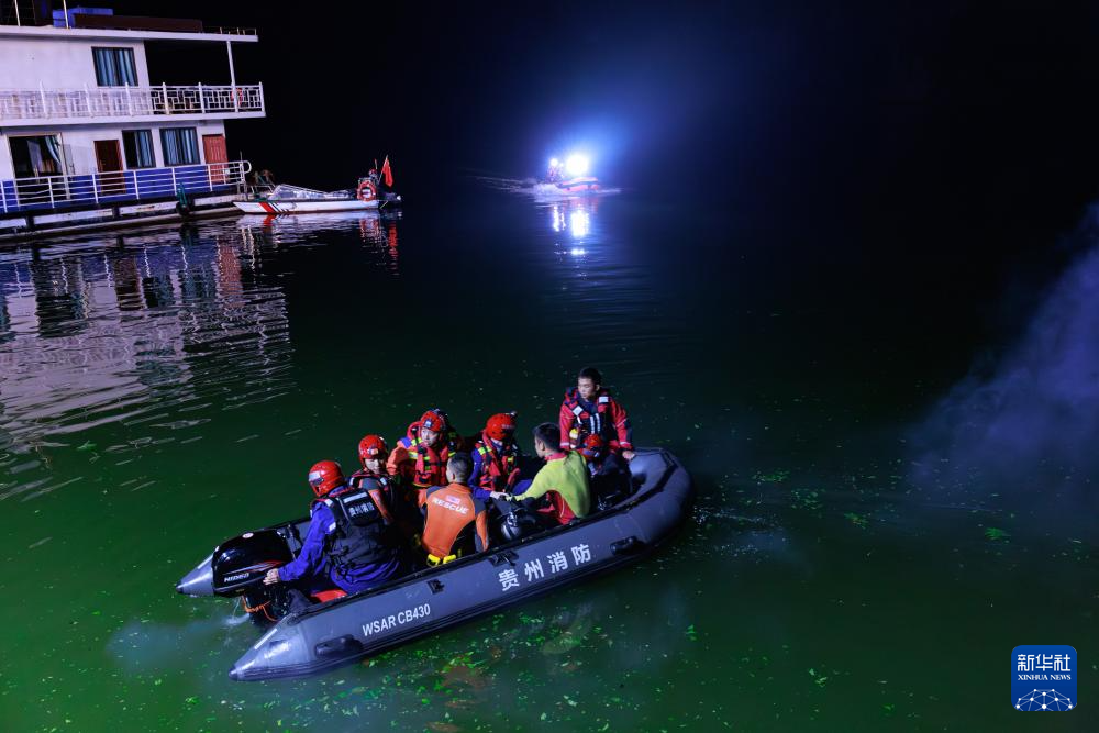 5月5日，救援人員在進(jìn)行搜救。新華社記者 劉續(xù) 攝